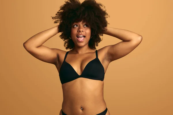 Heureuse Femme Afro Américaine Courbée Avec Des Cheveux Afro Lingerie — Photo