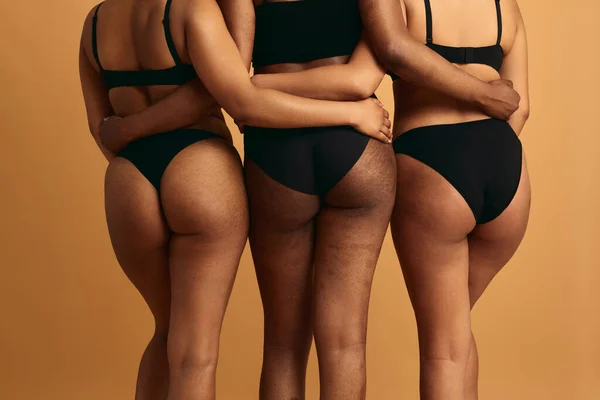 Vista Posterior Cosecha Anónima Mujeres Multiétnicas Lencería Negra Con Cuerpos — Foto de Stock