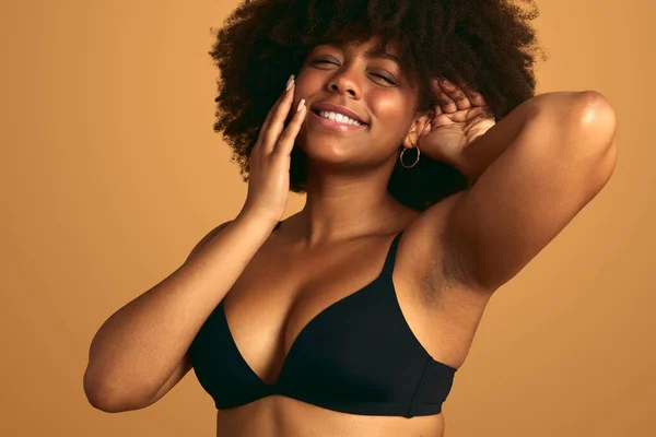 Porträtt Glad Ung Afroamerikansk Kvinnlig Modell Svarta Underkläder Med Slutna — Stockfoto