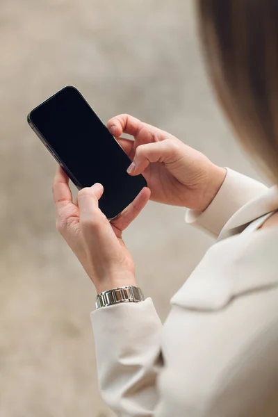 Cima Colheita Gerente Feminino Irreconhecível Mensagens Terno Elegante Telefone Celular — Fotografia de Stock