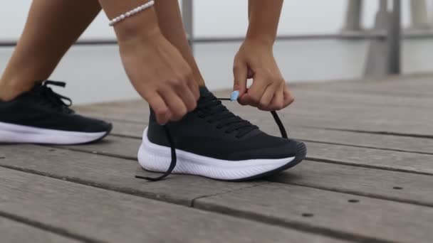 在户外跑步之前 先把女人的鞋带绑紧 不认识的女孩准备参加体育活动 — 图库视频影像