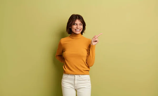 Feliz Joven Hembra Traje Casual Con Mano Detrás Espalda Apuntando — Foto de Stock