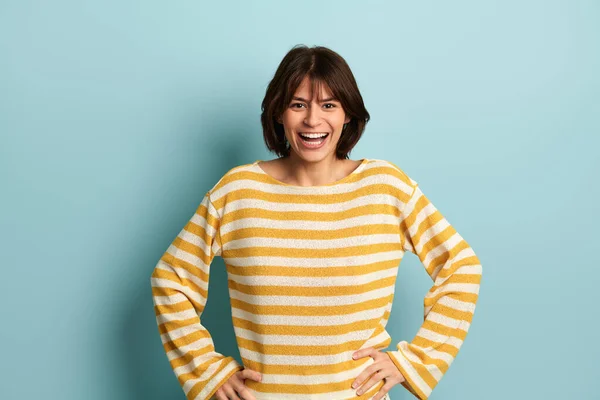 Szczęśliwa Młoda Latynoska Kobieta Żółtym Swetrze Paski Stojąca Rękami Biodrach — Zdjęcie stockowe