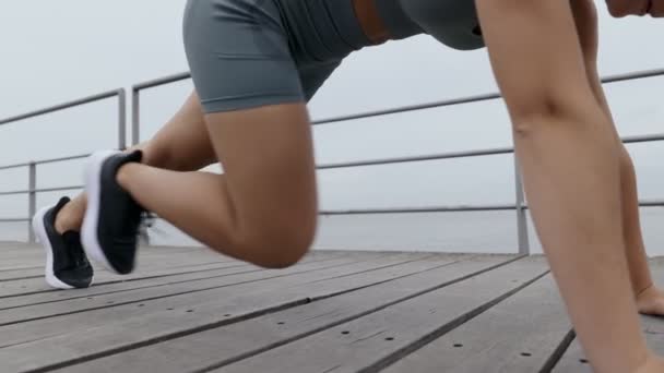 Closeup Sporty Wanita Muda Yang Tidak Dikenali Melakukan Latihan Memanjat — Stok Video