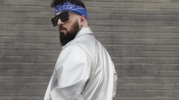 Güneş Gözlüklü Saç Bantlı Genç Sakallı Adam Hip Hop Sokak — Stok video