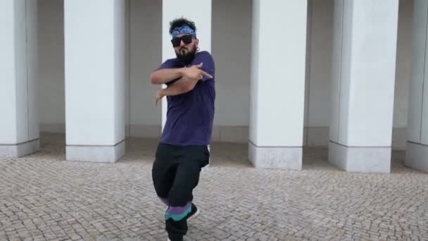 Joven Chico Auténtico Bailando Las Calles Hip Hop Boy Con — Vídeos de Stock