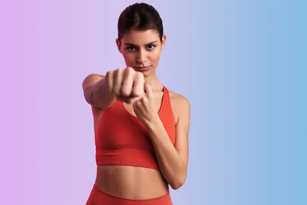 Retrato Atleta Feminina Hispânica Forte Sportswear Boxe Pose Protetora Olhando — Fotografia de Stock