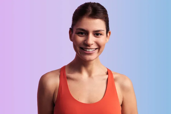 Ευτυχισμένη Νεαρή Αθλήτρια Καστανά Μαλλιά Και Χαμόγελο Στα Πόδια Πορτοκαλί — Φωτογραφία Αρχείου