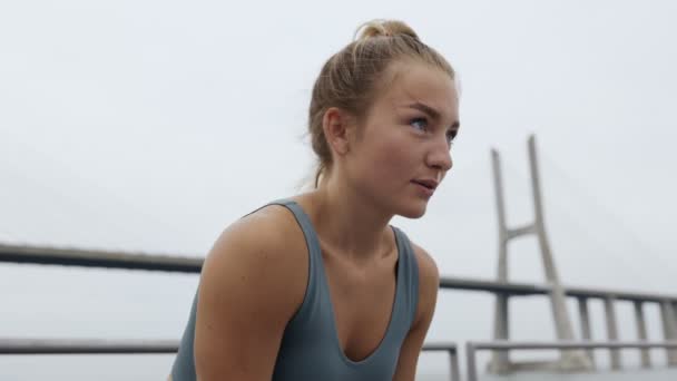 Läuferin Konzentriert Und Atmet Bevor Sie Einen Marathon Freien Auf — Stockvideo