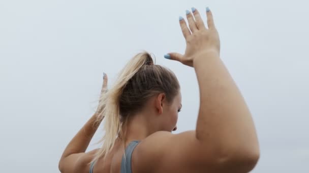 Wanita Sporty Dikenal Peregangan Lengan Dan Pemanasan Sebelum Latihan Gadis — Stok Video