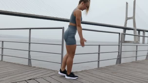 Jovem Sportswear Executa Uma Única Perna Deadlift Uma Perna Livre — Vídeo de Stock