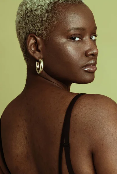 Ung Självsäker Gröda Afroamerikansk Kvinnlig Modell Med Kort Blont Hår — Stockfoto