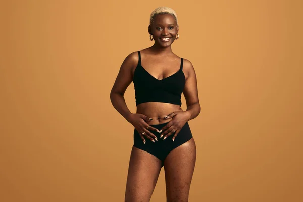 Vrolijke Jonge Afro Amerikaanse Vrouw Model Zwart Lingerie Met Kort — Stockfoto