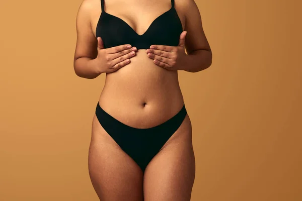 Crop Modelo Femenino Anónimo Talla Grande Con Lencería Negra Tocando — Foto de Stock