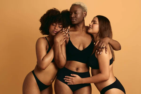 Femminile Giovane Multietnico Femminile Size Modelli Biancheria Intima Nera Abbracciando — Foto Stock