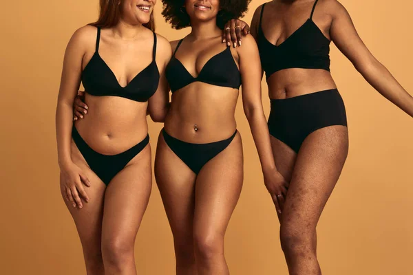 Ansiktslösa Unga Multiraciala Kvinnliga Modeller Svarta Underkläder Som Står Nära — Stockfoto