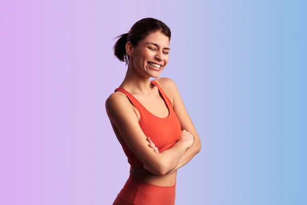 Side View Cheerful Sporty Hispanic Female Athlete Orange Crop Top — Stock Photo, Image