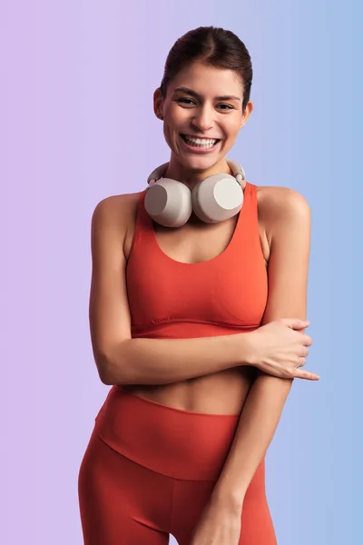 Atleta Joven Positiva Top Naranja Sujetador Con Auriculares Inalámbricos Sonriendo — Foto de Stock