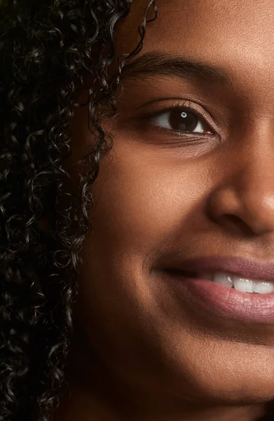 Kıvırcık Siyah Saçlı Kahverengi Gözlü Gülümseyen Temiz Tenli Afro Amerikan — Stok fotoğraf