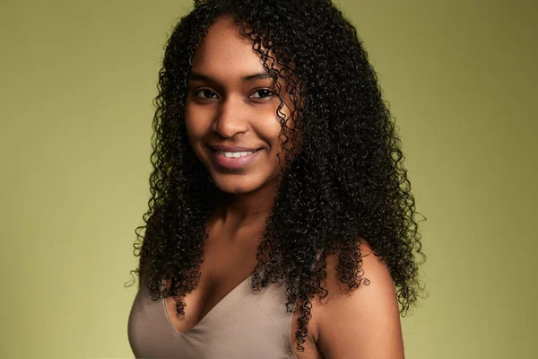 Portrét Pozitivní Afroamerické Fenky Dlouhými Kudrnatými Vlasy Hnědýma Očima Hledící — Stock fotografie