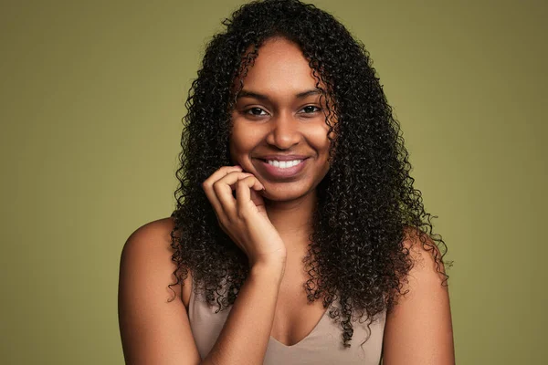 Veselá Dospívající Etnická Žena Dlouhými Kudrnatými Vlasy Usměje Dotkne Tváře — Stock fotografie