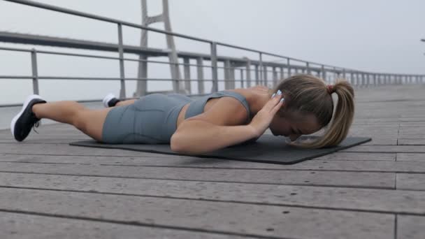 Ung Kvinna Som Tränar För Ryggmusklerna Yogamattan Utomhus Sportig Kvinna — Stockvideo