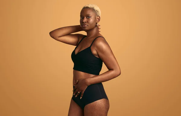 Self Meyakinkan Model Perempuan Muda Afrika Amerika Mengenakan Pakaian Dalam — Stok Foto