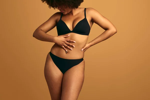 Joven Modelo Femenina Afroamericana Confiada Lencería Negra Con Mano Cintura — Foto de Stock