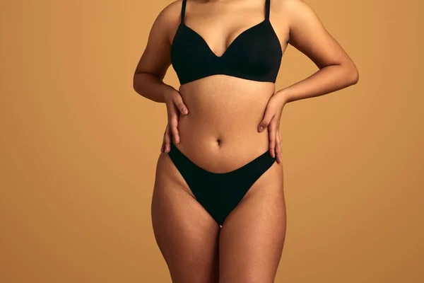 Modelo Femenino Regordete Anónimo Ropa Interior Negra Pie Sobre Fondo — Foto de Stock