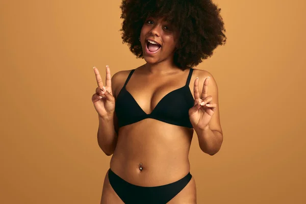 Joven Modelo Femenina Afroamericana Positiva Ropa Interior Negra Con Peinado — Foto de Stock