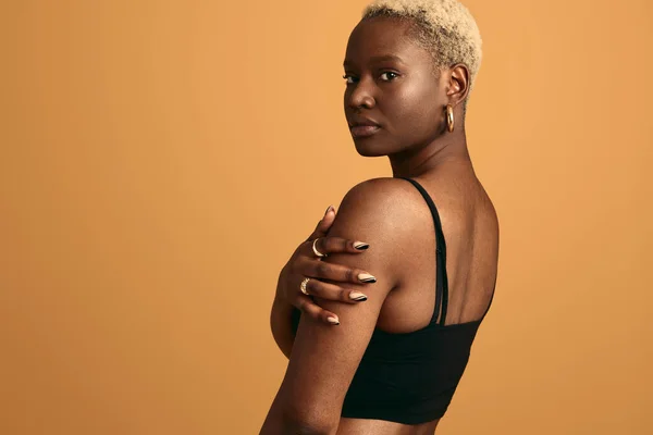 Afroamerikansk Kvinna Med Kort Blont Hår Svart Underkläder Stroke Axel — Stockfoto