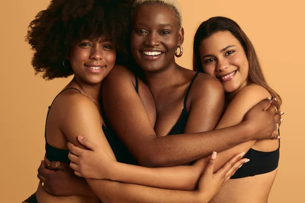 Glada Unga Multiracial Kvinnliga Vänner Svarta Underkläder Omfamna Och Leende — Stockfoto