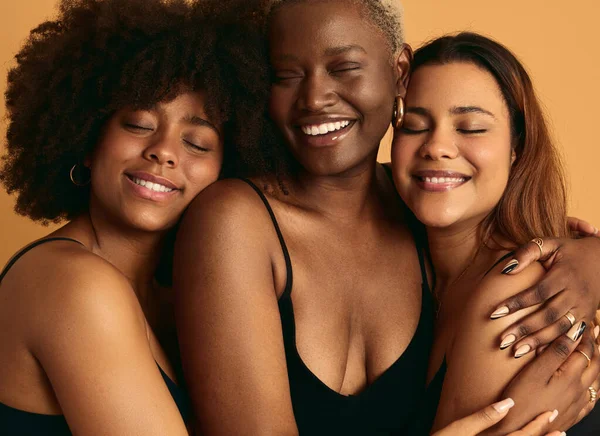 Siyah Çamaşırlı Neşeli Çok Kültürlü Kadın Modeller Kapalı Gözlerle Birbirlerini — Stok fotoğraf