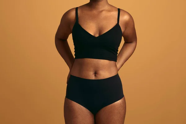 Modelo Femenino Afroamericano Irreconocible Lencería Negra Pie Sobre Fondo Beige — Foto de Stock