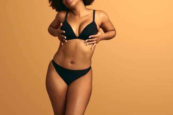 Crop Modelo Femenino Afroamericano Anónimo Con Piercing Vientre Usando Lencería — Foto de Stock