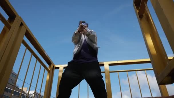 Plan Angle Bas Danseur Masculin Rnb Branché Portant Une Veste — Video