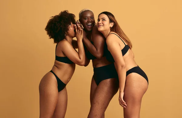 Alegre Joven Multirracial Femenina Modelos Lencería Negro Sonriendo Discutiendo Chismes — Foto de Stock