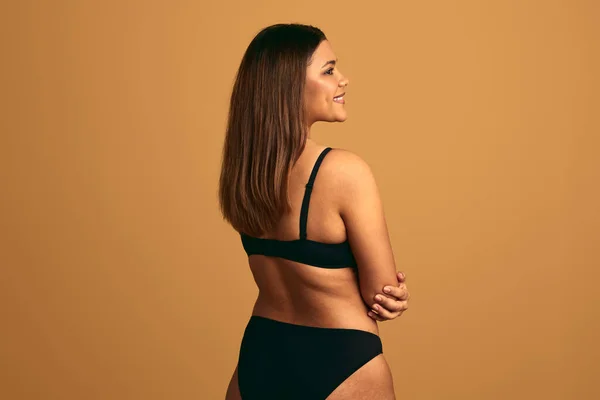 Zadní Pohled Pozitivní Mladé Velikosti Ženské Modelky Černém Spodním Prádle — Stock fotografie