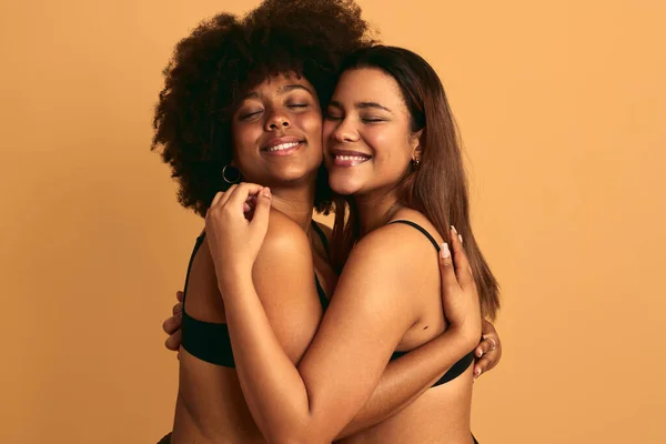 Jeunes Amies Multiraciales Positives Sous Vêtements Embrassant Souriant Tout Tenant — Photo
