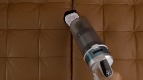 コードレス掃除機汚れた革のソファのトップダウンビュー 家具コンセプトの家庭衛生 — ストック動画