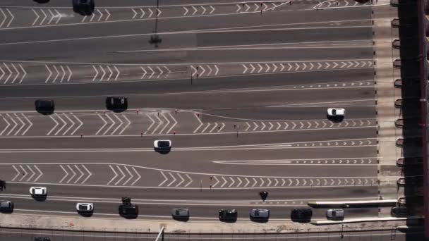从空中俯瞰经过收费公路检查站的多辆汽车 上图所示的是有隧道费的宽多车道道路 — 图库视频影像