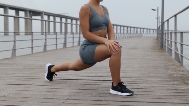 Jonge Vrouw Loper Uitrekken Voor Fitness Hardlopen Oefening Vrouw Grijze — Stockvideo