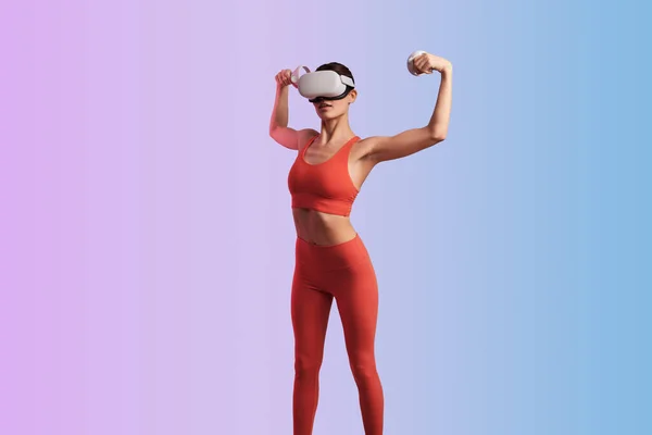 Slim Jovem Fêmea Sportswear Vermelho Headset Segurando Controladores Enquanto Mostra — Fotografia de Stock