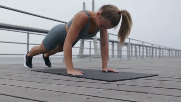 Chica Fitness Enérgica Haciendo Ejercicio Mientras Realiza Flexiones Ejercicios Salto — Vídeos de Stock