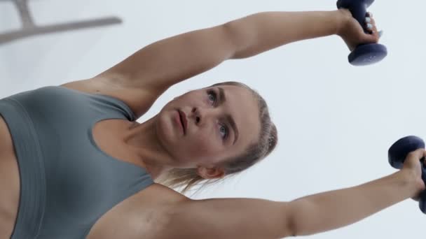 Närbild Vertikal Bild Motiverade Unga Kvinna Bär Grå Sport Topp — Stockvideo