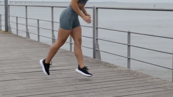 Αθλητική Νεαρή Γυναίκα Κάνει Lunge Άλματα Άσκηση Αθλητική Γυναίκα Activewear — Αρχείο Βίντεο