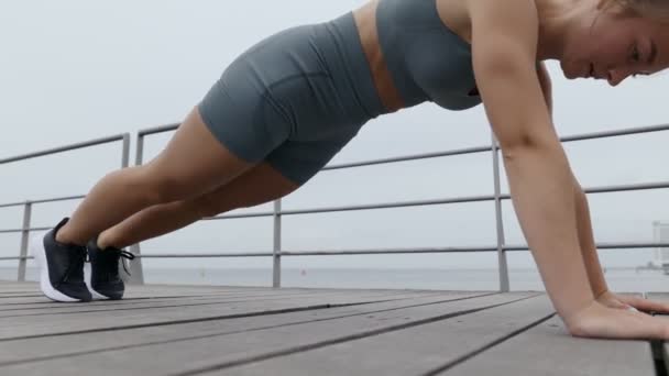 Close Sportieve Jonge Vrouw Uitvoeren Van Bergbeklimmer Oefening Plank Positie — Stockvideo