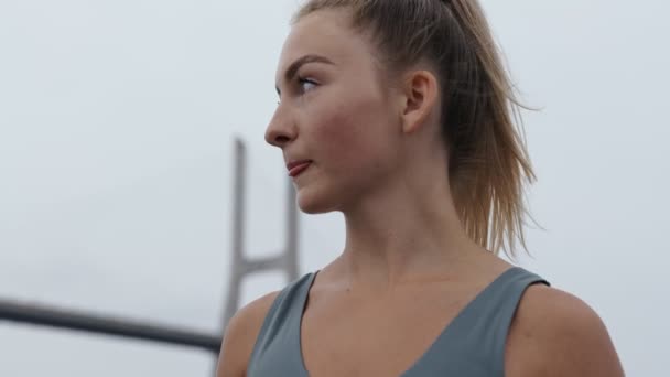 Kendine Güveni Olan Sporcu Kadının Yakın Plan Yüzü Ağır Çekimde — Stok video