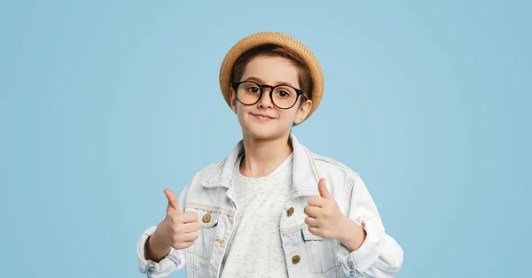 Stylischer Junge Mit Brille Und Strohhut Blickt Vor Blauem Hintergrund — Stockfoto