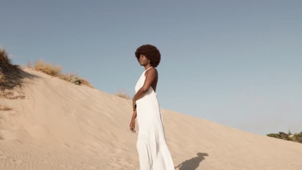 Hermosa Mujer Negra Vestido Blanco Mirando Por Encima Del Hombro — Vídeos de Stock